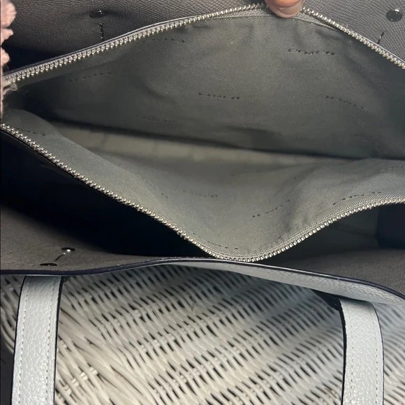 Coach Charlie Carryall - Picture 15 of 17